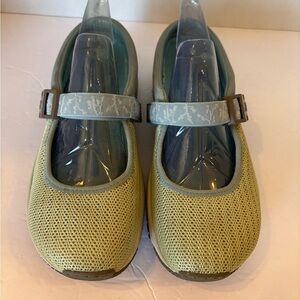 Merrell Encore mint green maryjane ortholite slip on shoes size 6
